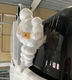 Mocowanie figurki Michelin do globu kabiny