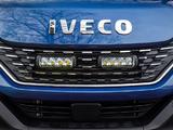 Zestaw dwóch lamp LED Lazer Triple-R 750 Std w grill z zestawem montażowym IVECO Daily 2019-2022