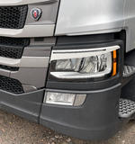 Wykończenie lamp przednich brewki Scania S&R 2016-, z wycięciem do reflektorów LED