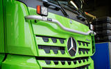 Lekka rama na podszybie pod reflektory do Mercedes Actros / Arocs MP4 2500mm (2012-)