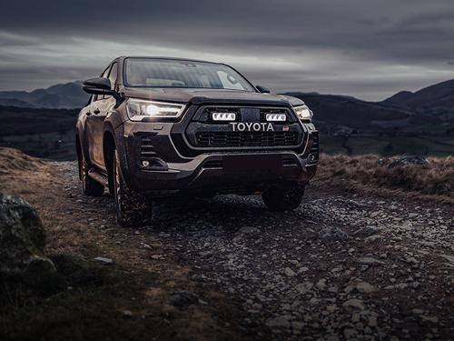 Zestaw dwóch lamp LED Lazer Triple-R 750 Elite w grill z zestawem montażowym TOYOTA Hilux GR Sport 2023+ - zdjęcie 1