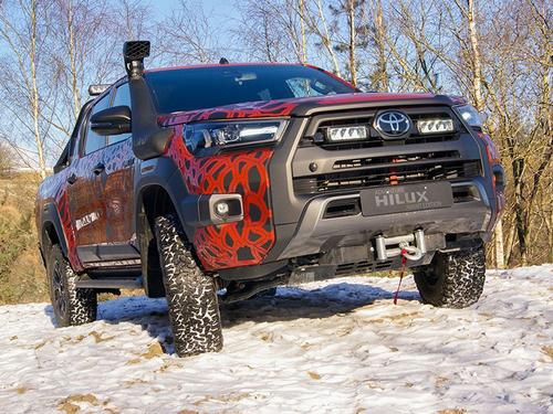 Zestaw dwóch lamp LED Lazer Triple-R 750 Std w grill z zestawem montażowym TOYOTA Hilux Invincible-X 2021- - zdjęcie 1