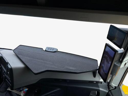 Duża półka z matą antypoślizgową do Ford F-MAX z kamerami (2025-) - zdjęcie 1