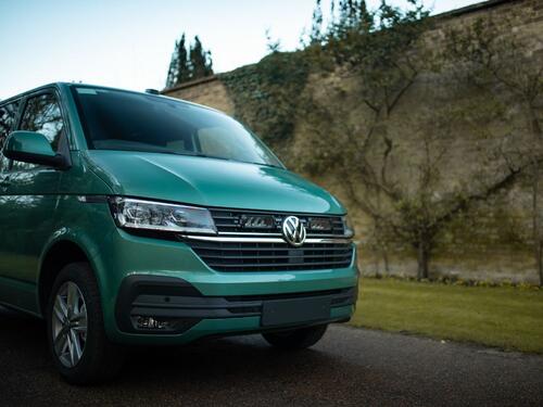 Zestaw dwóch lamp LED Lazer Triple-R 750 ze światłami ostrzegawczymi w grill z zestawem montażowym VW T6.1 (Startline/Highline) 2019- - zdjęcie 1