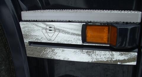 Listwy ozdobne ze stali nierdzewnej na stopień + V8 (model II); Scania R-ser. - zdjęcie 1