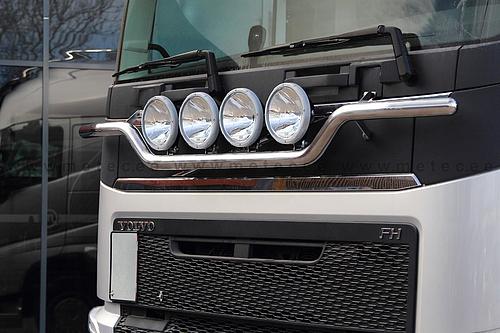 Rama na reflektory na podszybie Volvo FH4/FM4 polerowana, z wiązką i mocowaniami na 4 lampy - zdjęcie 1