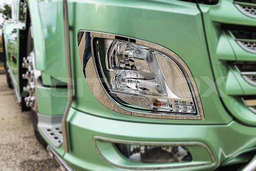 Ozdobne obrysy świateł przednich w DAF XF 106 - zdjęcie 1