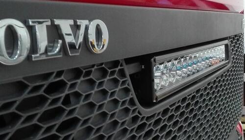 Light Bar VisionX XPR 762 mm 150W z zestawem do Volvo FH4 w grill - zdjęcie 1