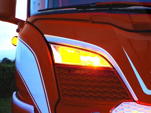 Dodatkowe pomarańczowe światła pozycyjne LED do reflektorów dalekosiężnych na podszybiu Scania R/S 2016-2022, nr kat. 13240879AM - zdjęcie 1