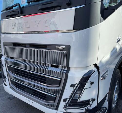Tablica reklamowa na przedni grill VOLVO FH5 -2023, z logo - zdjęcie 1