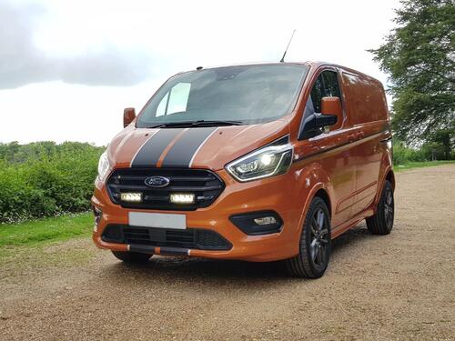 Zestaw dwóch lamp LED Lazer Triple-R 750 Std w grill z zestawem montażowym FORD Transit Custom 2018-2024 - zdjęcie 1
