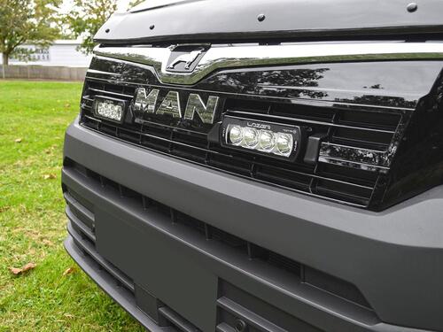 Zestaw dwóch lamp LED Lazer ST4 Evo w grill z zestawem montażowym MAN TGE 2017- - zdjęcie 1