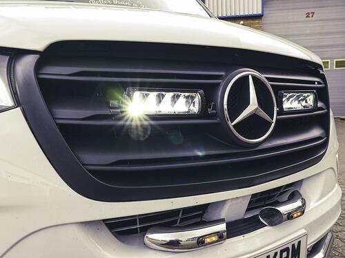 Zestaw dwóch lamp LED Lazer Triple-R 750 Std w grill z zestawem montażowym MB Sprinter 2018- - zdjęcie 1