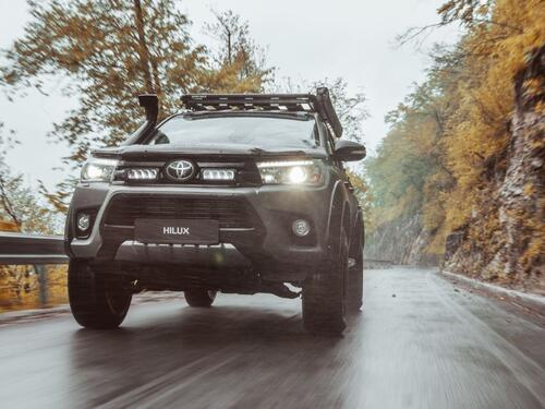 Zestaw dwóch lamp LED Lazer Triple-R 750 Elite w grill z zestawem montażowym TOYOTA Hilux 2017-2021 - zdjęcie 1