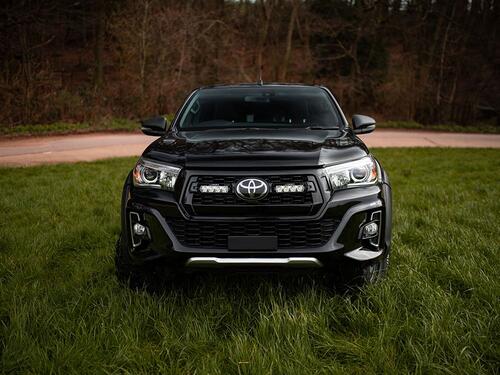 Zestaw dwóch lamp LED Lazer ST4 Evo w grill z zestawem montażowym TOYOTA Hilux Invincible X 2017-2021 - zdjęcie 1