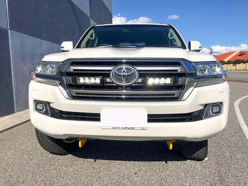 Zestaw dwóch lamp LED Lazer Triple-R 750 Std w grill z zestawem montażowym TOYOTA LC200 2015-2022 - zdjęcie 1