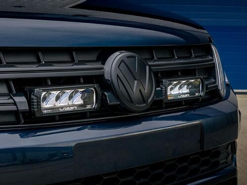 Zestaw dwóch lamp LED Lazer Triple-R 750 Elite w grill z zestawem montażowym VW Amarok (V6) 2016-2023 - zdjęcie 1