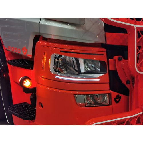 Wykończenie lamp przednich brewki Scania S&R 2016- z wycięciem na kierunkowskaz oraz światło pozycyjne - zdjęcie 1