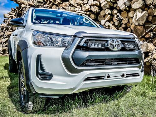 Zestaw dwóch lamp LED Lazer Triple-R 750 Elite w grill z zestawem montażowym TOYOTA Hilux Hilux Active / DLX / Comfort / SR / Icon / Duty / Invincible 2021- - zdjęcie 1