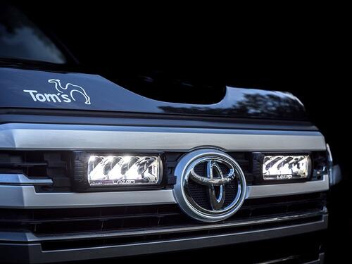 Zestaw dwóch lamp LED Lazer Triple-R 750 Elite w grill z zestawem montażowym TOYOTA LC300 2022- - zdjęcie 1