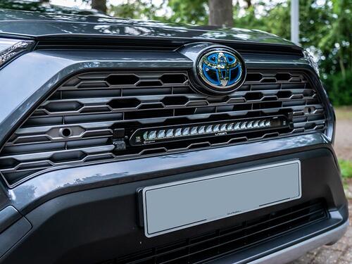 Lampa LED Lazer Linear-18 Standard w grill z zestawem montażowym TOYOTA Rav4 Hybrid 2019- - zdjęcie 1