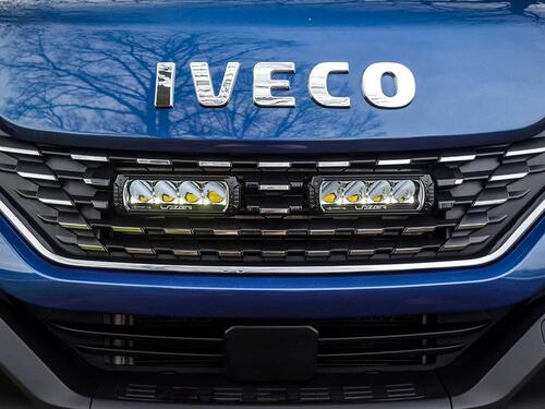 Zestaw dwóch lamp LED Lazer Triple-R 750 Std w grill z zestawem montażowym IVECO Daily 2019-2022 - zdjęcie 1