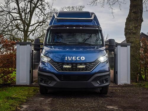 Zestaw dwóch lamp LED Lazer Triple-R 750 Elite w grill z zestawem montażowym IVECO Daily 2019-2022 - zdjęcie 1