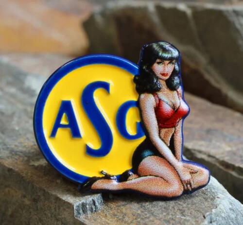 Przypinka Pin-up ASG (metalowa) - zdjęcie 1