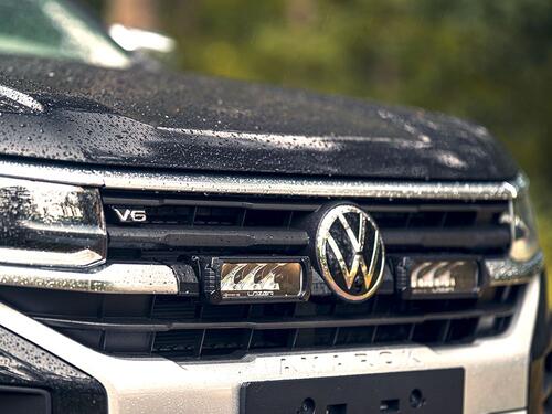 Zestaw dwóch lamp LED Lazer Triple-R 750 Elite w grill z zestawem montażowym VW Amarok (PanAmericana/Aventura) 2023- - zdjęcie 1