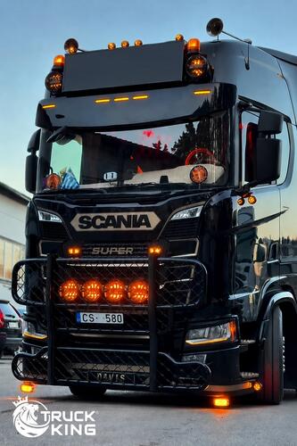 Osłona przeciwsłoneczna TruckKing SCANIA NG S&R 2016-, z zestawem montażowym, wycięcia na 5 obrysów, głębokość 39 cm Radius - zdjęcie 1