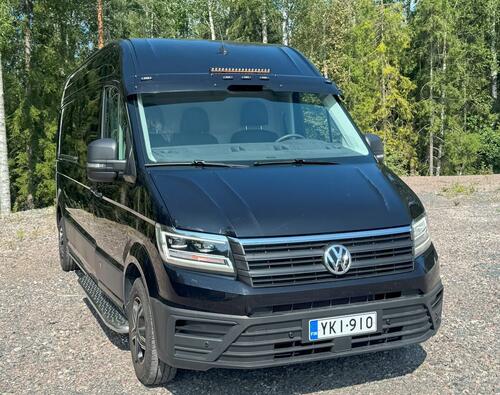 Osłona przeciwsłoneczna VW Crafter 2017-; MAN TGE 2017-, z 5 białymi obrysami Strands Dark Knight oraz ledbarem Strands Nuuk D-Line 20