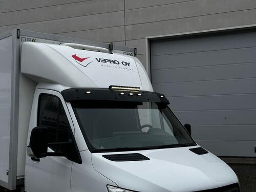 Osłona przeciwsłoneczna MB Sprinter 2006-2018 i 2018-; VW Crafter 2006-2016, z 5 białymi obrysami Strands Dark Knight oraz ledbarem Strands Nuuk D-Line 20