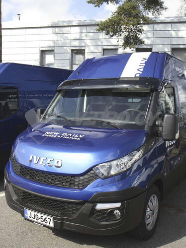 Osłona przeciwsłoneczna IVECO Daily 2024-, z wycięciem na czujnik, z zestawem montażowym - zdjęcie 1