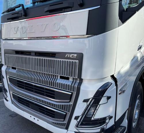 Tablica reklamowa na przedni grill VOLVO FH5 -2023, z logo - zdjęcie 1