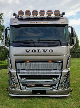 Osłona przeciwsłoneczna TruckKing VOLVO FH4/FH5, z zestawem montażowym, wycięcia na 7 obrysów, głębokość 29 cm - zdjęcie 1