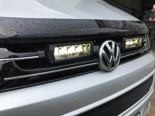 Zestaw dwóch lamp LED Lazer Triple-R 750 Elite w grill z zestawem montażowym VW T5.1 2010-2016 - zdjęcie 1