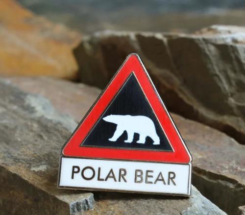 Przypinka Uwaga Niedźwiedzie Polarne (metalowa) - zdjęcie 1