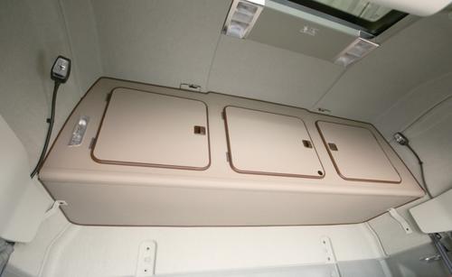 Szafka trzydrzwiowa na tył kabiny VOLVO FH4 Globetrotter XL (beige brown), nr kat. 265603ES47 - zdjęcie 1